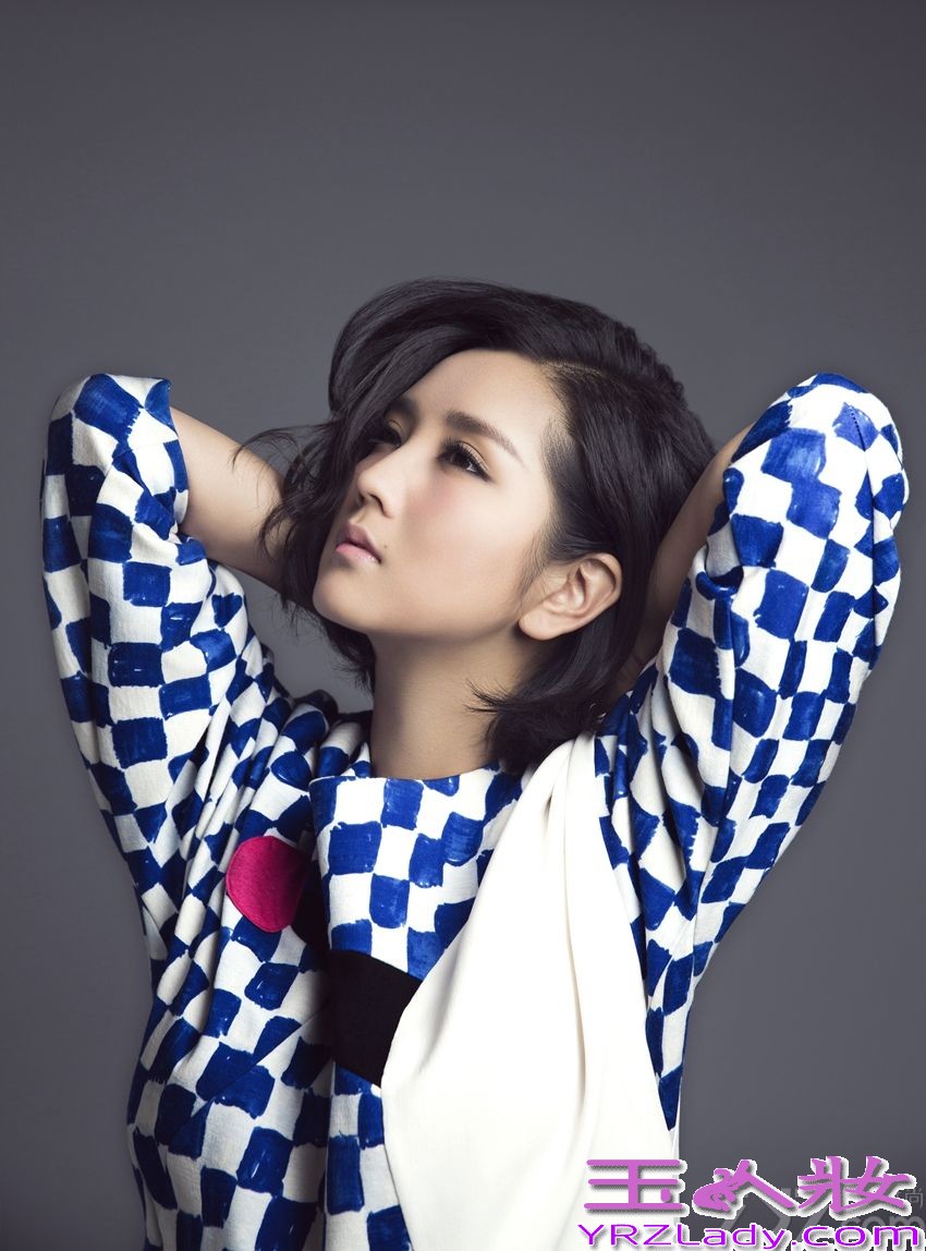 华谊兄弟旗下“情歌手”何洁，近期可谓家庭事业双丰收。刚刚诞下了可爱宝宝，何洁正沉浸在初为人母的无限喜悦中。与此同时，她在怀孕之初配唱的电视剧《杉杉来了》的片尾曲《身不由己》，更是获得了广大观众的一致好评，下面就一起来看看她的最新写真图片吧！