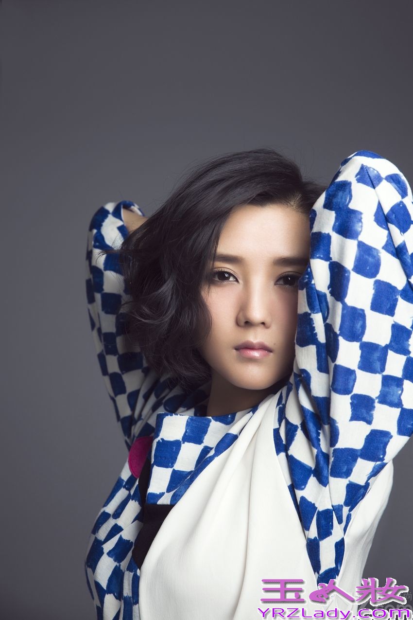 华谊兄弟旗下“情歌手”何洁，近期可谓家庭事业双丰收。刚刚诞下了可爱宝宝，何洁正沉浸在初为人母的无限喜悦中。与此同时，她在怀孕之初配唱的电视剧《杉杉来了》的片尾曲《身不由己》，更是获得了广大观众的一致好评，下面就一起来看看她的最新写真图片吧！