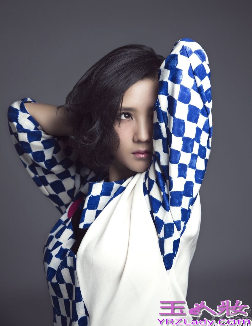 华谊兄弟旗下“情歌手”何洁，近期可谓家庭事业双丰收。刚刚诞下了可爱宝宝，何洁正沉浸在初为人母的无限喜悦中。与此同时，她在怀孕之初配唱的电视剧《杉杉来了》的片尾曲《身不由己》，更是获得了广大观众的一致好评，下面就一起来看看她的最新写真图片吧！