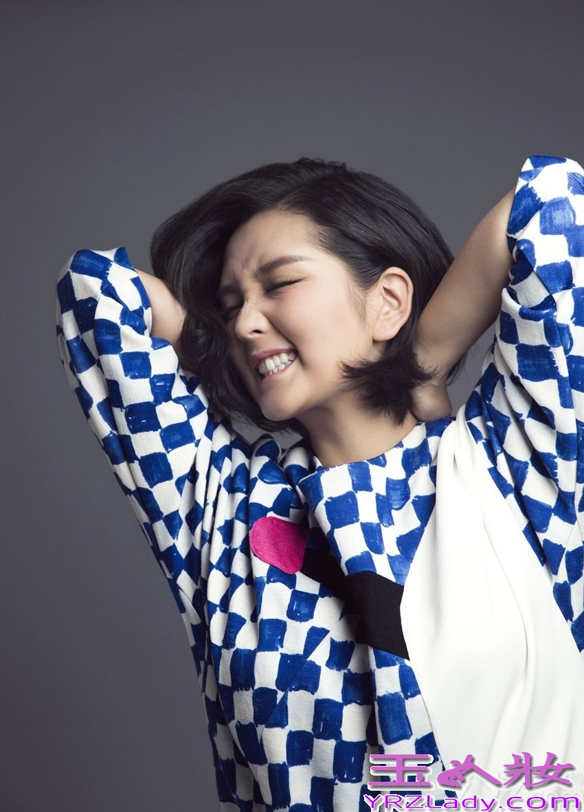 华谊兄弟旗下“情歌手”何洁，近期可谓家庭事业双丰收。刚刚诞下了可爱宝宝，何洁正沉浸在初为人母的无限喜悦中。与此同时，她在怀孕之初配唱的电视剧《杉杉来了》的片尾曲《身不由己》，更是获得了广大观众的一致好评，下面就一起来看看她的最新写真图片吧！