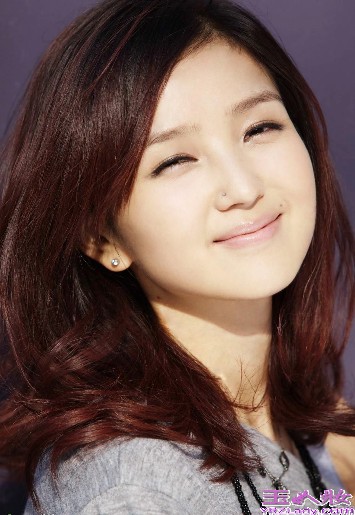 华谊兄弟旗下“情歌手”何洁，近期可谓家庭事业双丰收。刚刚诞下了可爱宝宝，何洁正沉浸在初为人母的无限喜悦中。与此同时，她在怀孕之初配唱的电视剧《杉杉来了》的片尾曲《身不由己》，更是获得了广大观众的一致好评，下面就一起来看看她的最新写真图片吧！