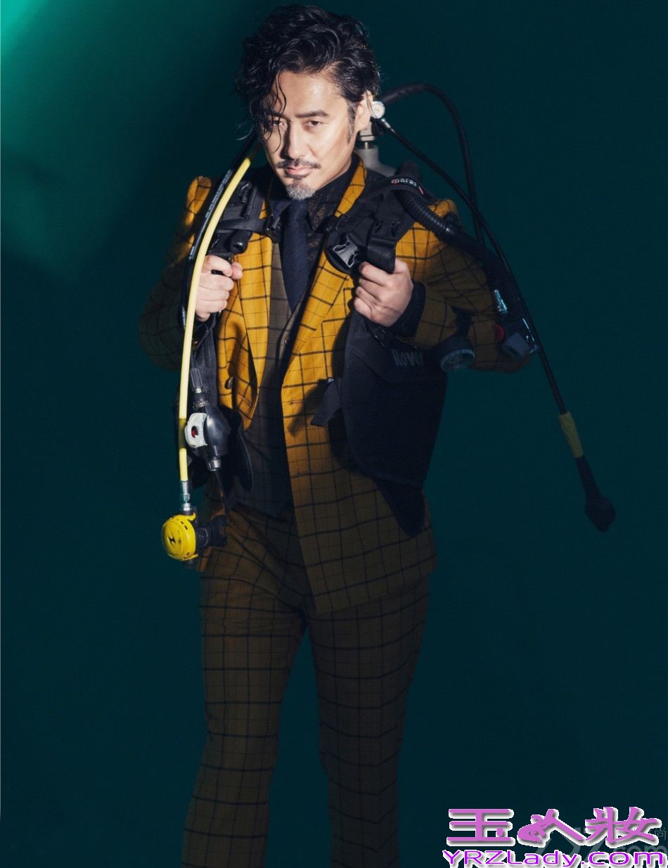 《离婚律师》正在热映，吴秀波和姚晨的一段感情历程成了总人瞩目的焦点。波叔在剧中大牌加身，彻底告别了早前“大叔”的形象。近日，吴秀波拍摄了一组潜水写真集，大玩湿身诱惑，隐隐透出禁欲系的味道，充分彰显出大叔成熟的魅力，下面一起来看看离婚律师最新吴秀波写真集图片吧！