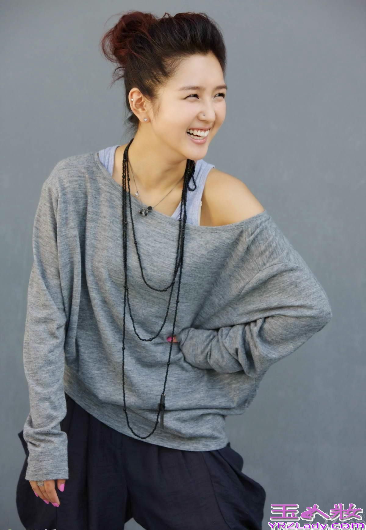 华谊兄弟旗下“情歌手”何洁，近期可谓家庭事业双丰收。刚刚诞下了可爱宝宝，何洁正沉浸在初为人母的无限喜悦中。与此同时，她在怀孕之初配唱的电视剧《杉杉来了》的片尾曲《身不由己》，更是获得了广大观众的一致好评，下面就一起来看看她的最新写真图片吧！