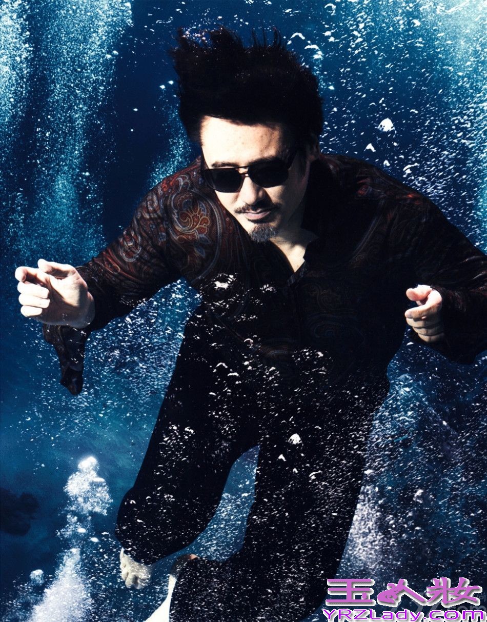 《离婚律师》正在热映，吴秀波和姚晨的一段感情历程成了总人瞩目的焦点。波叔在剧中大牌加身，彻底告别了早前“大叔”的形象。近日，吴秀波拍摄了一组潜水写真集，大玩湿身诱惑，隐隐透出禁欲系的味道，充分彰显出大叔成熟的魅力，下面一起来看看离婚律师最新吴秀波写真集图片吧！