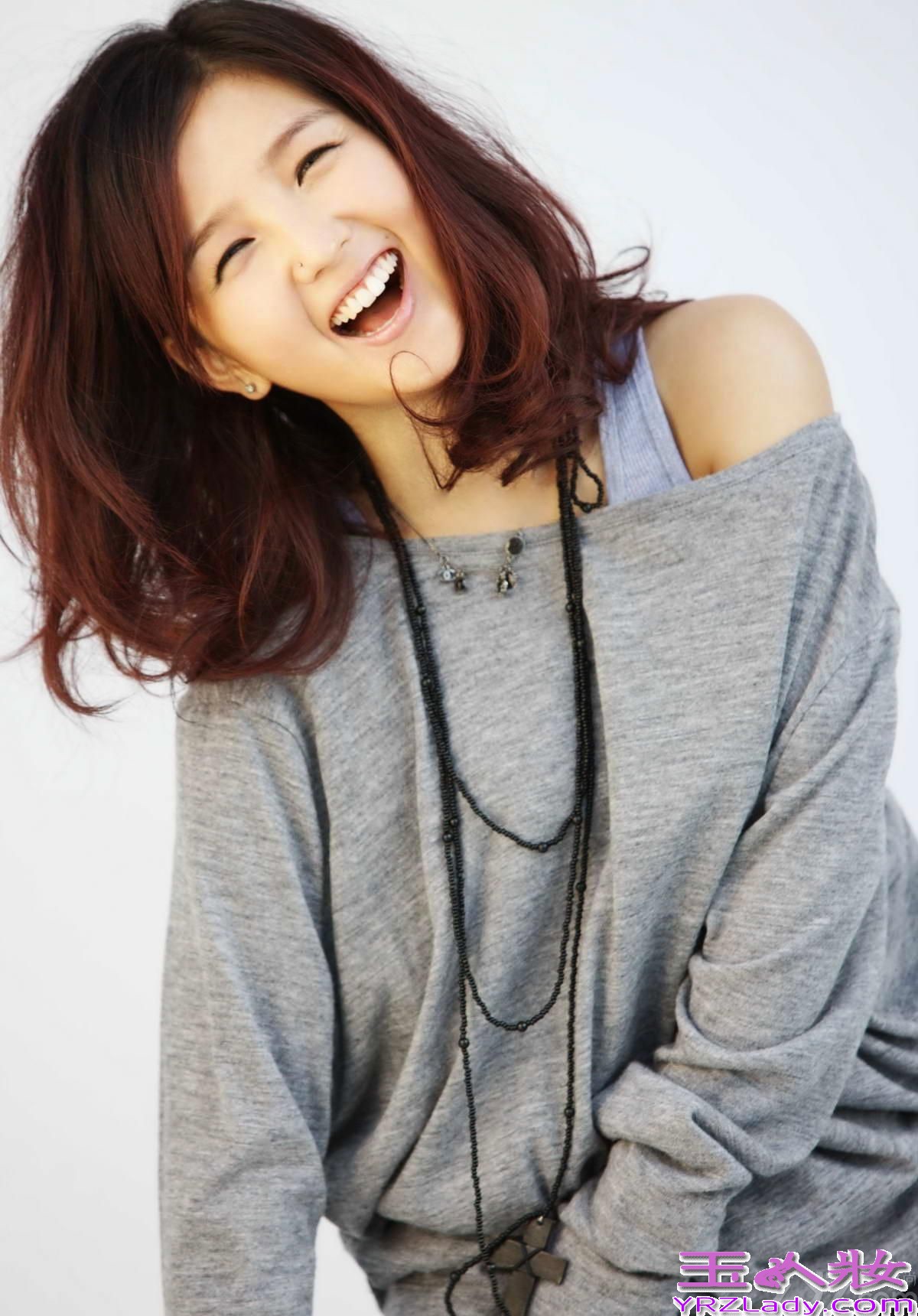 华谊兄弟旗下“情歌手”何洁，近期可谓家庭事业双丰收。刚刚诞下了可爱宝宝，何洁正沉浸在初为人母的无限喜悦中。与此同时，她在怀孕之初配唱的电视剧《杉杉来了》的片尾曲《身不由己》，更是获得了广大观众的一致好评，下面就一起来看看她的最新写真图片吧！