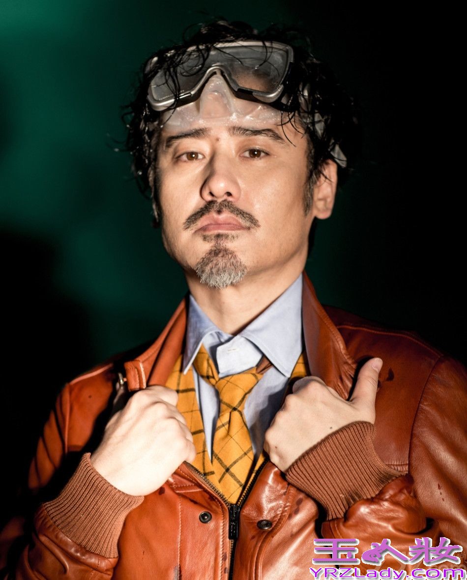 《离婚律师》正在热映，吴秀波和姚晨的一段感情历程成了总人瞩目的焦点。波叔在剧中大牌加身，彻底告别了早前“大叔”的形象。近日，吴秀波拍摄了一组潜水写真集，大玩湿身诱惑，隐隐透出禁欲系的味道，充分彰显出大叔成熟的魅力，下面一起来看看离婚律师最新吴秀波写真集图片吧！