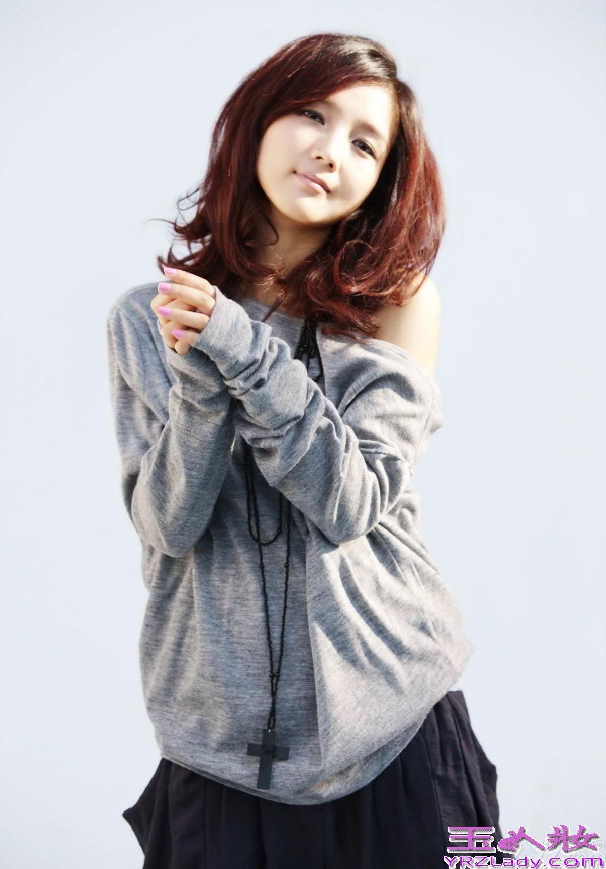 华谊兄弟旗下“情歌手”何洁，近期可谓家庭事业双丰收。刚刚诞下了可爱宝宝，何洁正沉浸在初为人母的无限喜悦中。与此同时，她在怀孕之初配唱的电视剧《杉杉来了》的片尾曲《身不由己》，更是获得了广大观众的一致好评，下面就一起来看看她的最新写真图片吧！