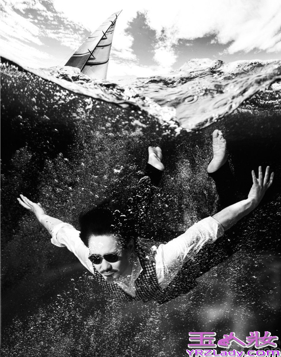 《离婚律师》正在热映，吴秀波和姚晨的一段感情历程成了总人瞩目的焦点。波叔在剧中大牌加身，彻底告别了早前“大叔”的形象。近日，吴秀波拍摄了一组潜水写真集，大玩湿身诱惑，隐隐透出禁欲系的味道，充分彰显出大叔成熟的魅力，下面一起来看看离婚律师最新吴秀波写真集图片吧！