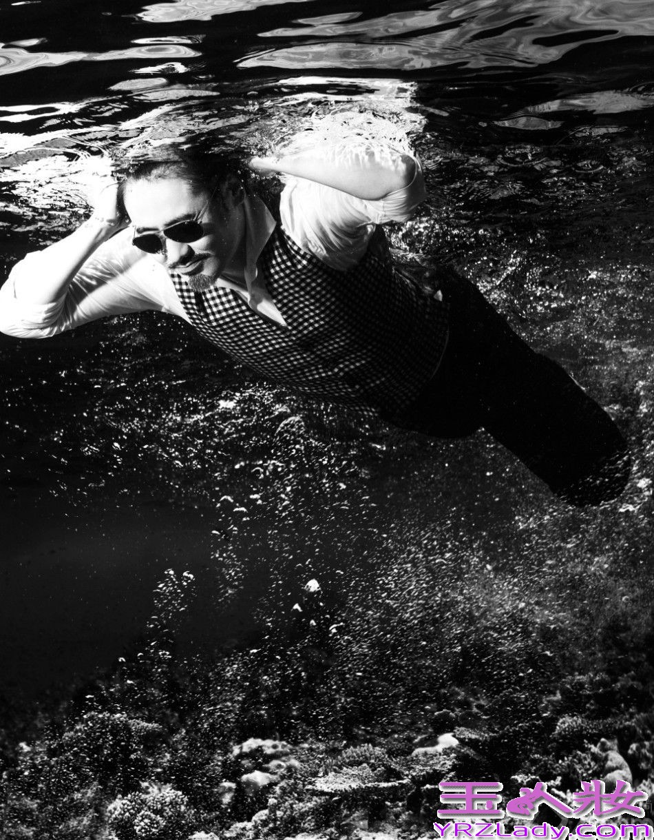 《离婚律师》正在热映，吴秀波和姚晨的一段感情历程成了总人瞩目的焦点。波叔在剧中大牌加身，彻底告别了早前“大叔”的形象。近日，吴秀波拍摄了一组潜水写真集，大玩湿身诱惑，隐隐透出禁欲系的味道，充分彰显出大叔成熟的魅力，下面一起来看看离婚律师最新吴秀波写真集图片吧！