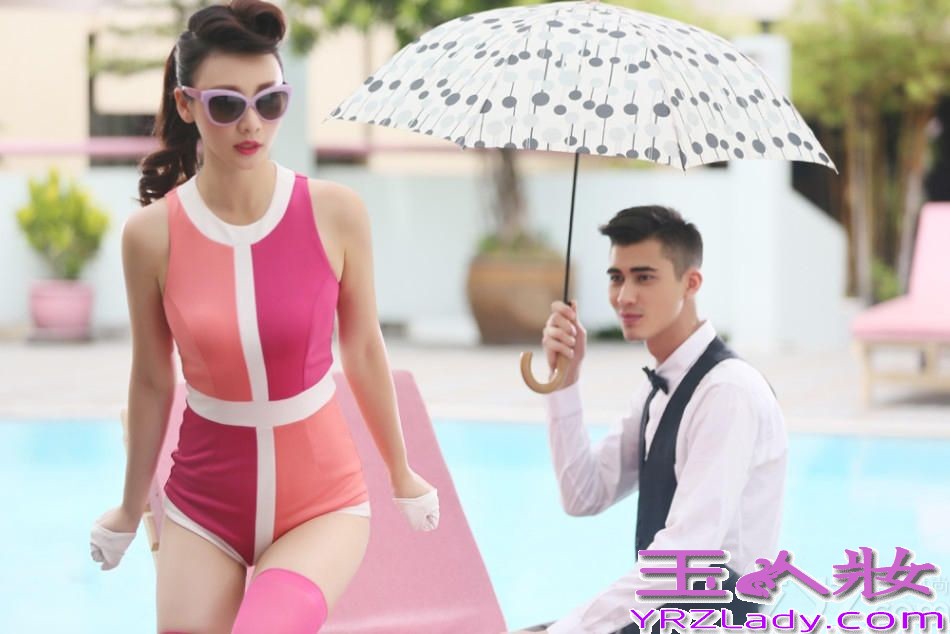 近日，柳岩为新单曲《男神》倾力演出，顶着烈日酷暑，身着复古粉红色泳衣配搭复古墨镜，大摆性感甜心pose，姿势撩人又不失可爱，并与两位异国帅哥打闹嬉戏，泳池边上演暧昧异国恋曲。