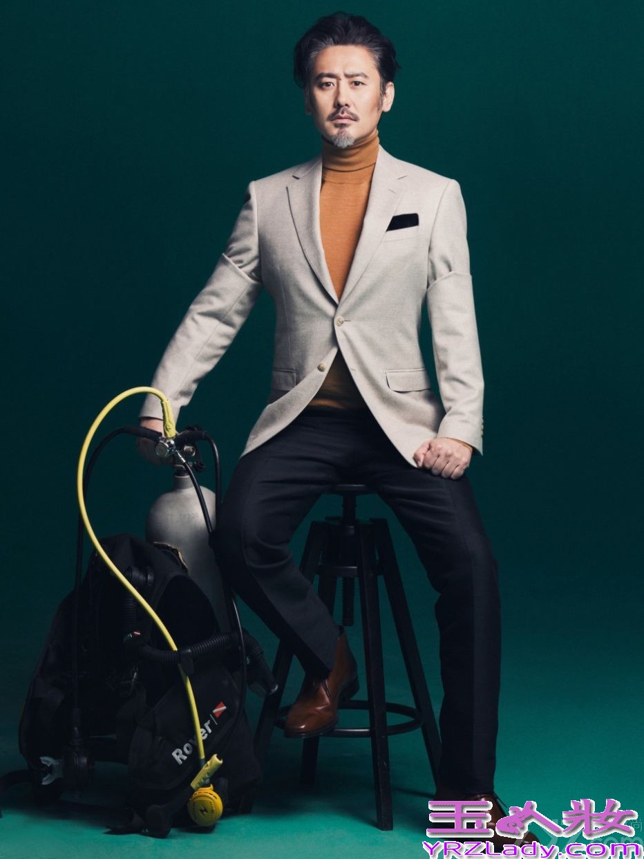 《离婚律师》正在热映，吴秀波和姚晨的一段感情历程成了总人瞩目的焦点。波叔在剧中大牌加身，彻底告别了早前“大叔”的形象。近日，吴秀波拍摄了一组潜水写真集，大玩湿身诱惑，隐隐透出禁欲系的味道，充分彰显出大叔成熟的魅力，下面一起来看看离婚律师最新吴秀波写真集图片吧！