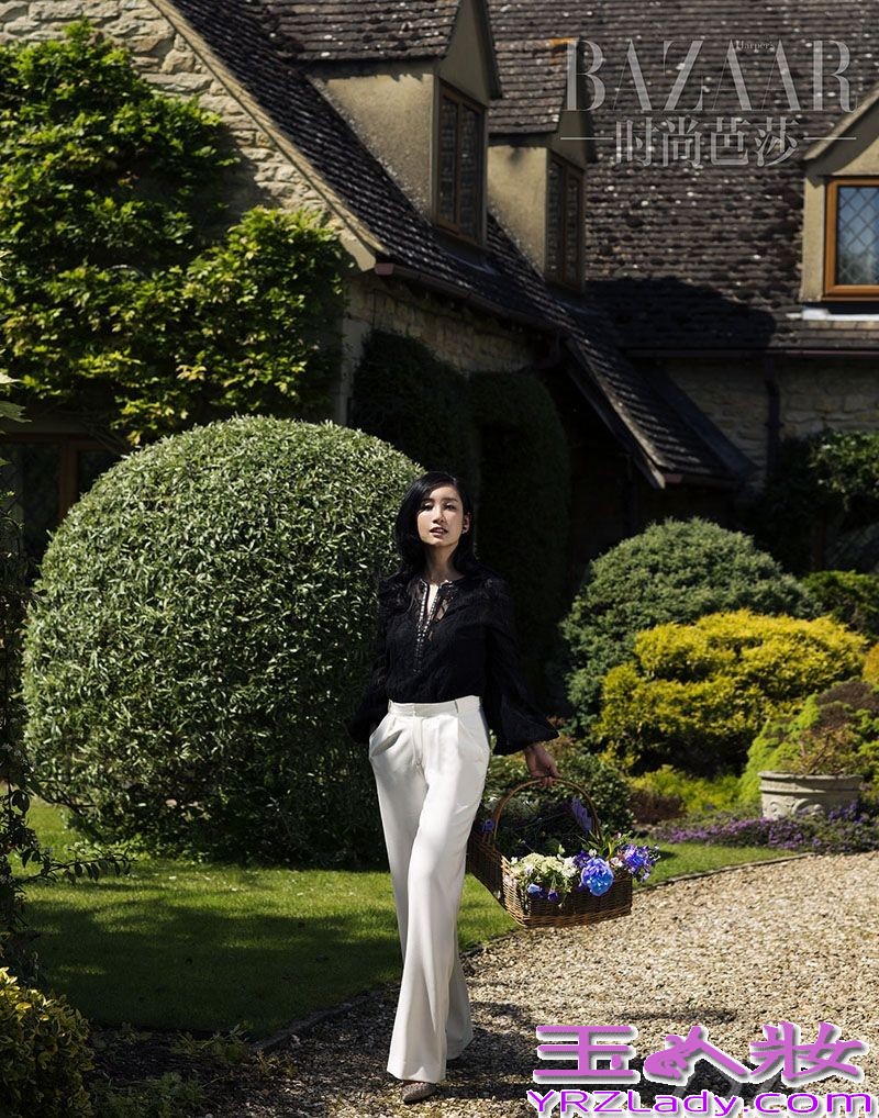 近日，秦海璐为杂志拍摄的一组时尚大片曝光。秦海璐以一袭白色露背连衣裙示人，乌黑秀发披肩，手挎充满缤纷多彩鲜花的花篮，在繁茂绿树、斑驳光影的映衬下，嫣然一笑，柔美动人，使人怦然心动。另一组镜头中，秦海璐则身着黑衫白裤，干净利落，单手插兜目视前方，酷劲十足。