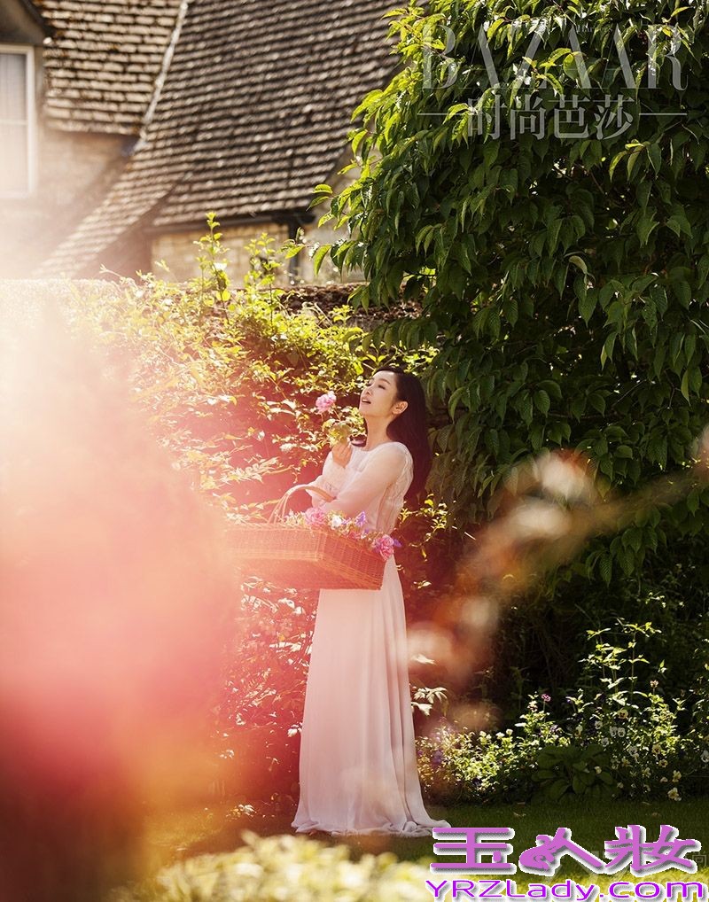 近日，秦海璐为杂志拍摄的一组时尚大片曝光。秦海璐以一袭白色露背连衣裙示人，乌黑秀发披肩，手挎充满缤纷多彩鲜花的花篮，在繁茂绿树、斑驳光影的映衬下，嫣然一笑，柔美动人，使人怦然心动。另一组镜头中，秦海璐则身着黑衫白裤，干净利落，单手插兜目视前方，酷劲十足。