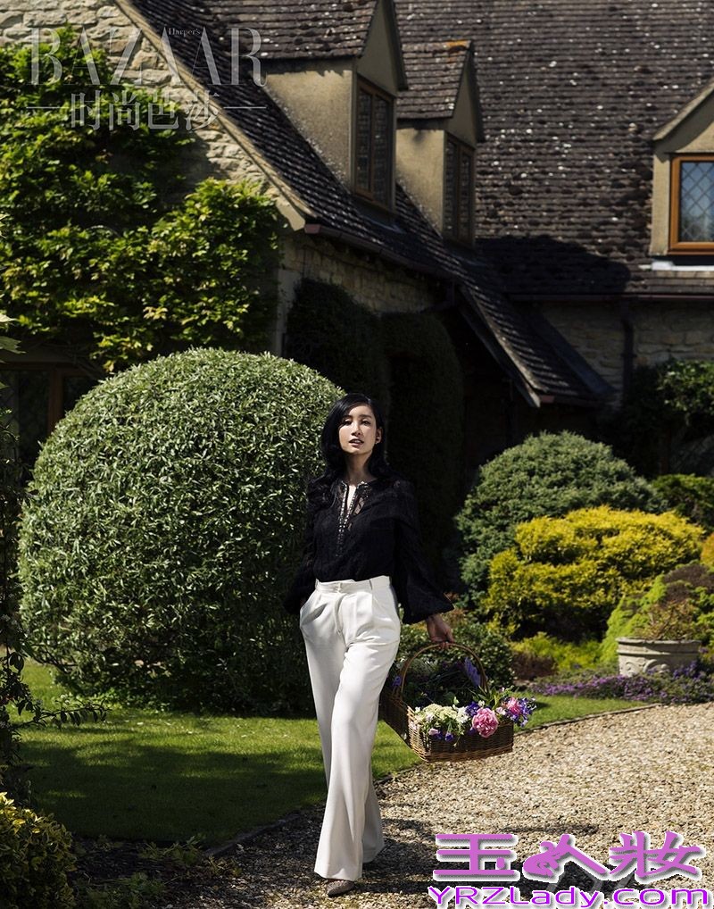 近日，秦海璐为杂志拍摄的一组时尚大片曝光。秦海璐以一袭白色露背连衣裙示人，乌黑秀发披肩，手挎充满缤纷多彩鲜花的花篮，在繁茂绿树、斑驳光影的映衬下，嫣然一笑，柔美动人，使人怦然心动。另一组镜头中，秦海璐则身着黑衫白裤，干净利落，单手插兜目视前方，酷劲十足。