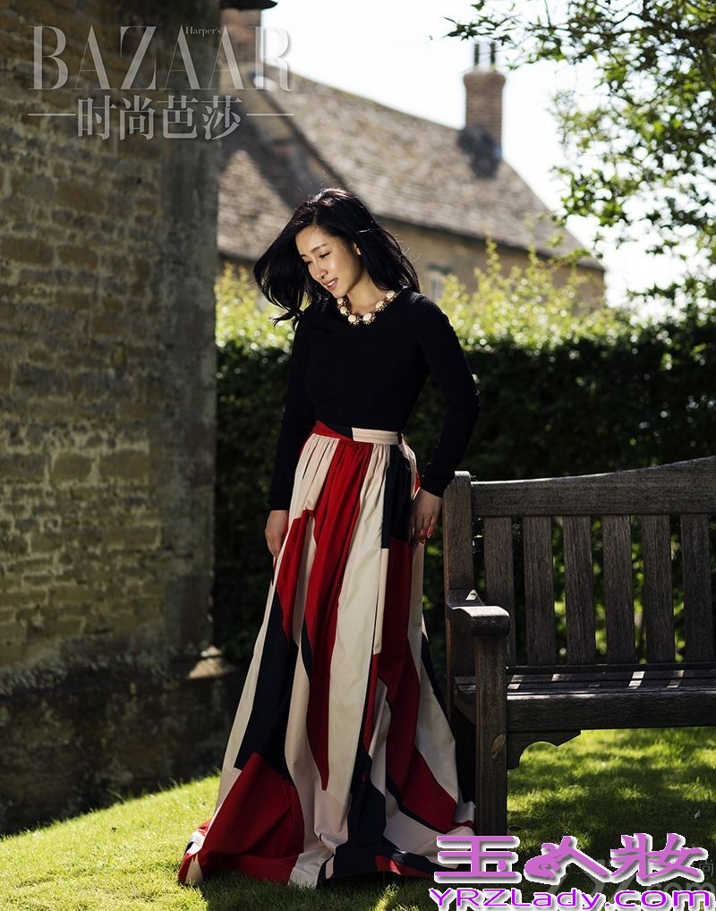 近日，秦海璐为杂志拍摄的一组时尚大片曝光。秦海璐以一袭白色露背连衣裙示人，乌黑秀发披肩，手挎充满缤纷多彩鲜花的花篮，在繁茂绿树、斑驳光影的映衬下，嫣然一笑，柔美动人，使人怦然心动。另一组镜头中，秦海璐则身着黑衫白裤，干净利落，单手插兜目视前方，酷劲十足。