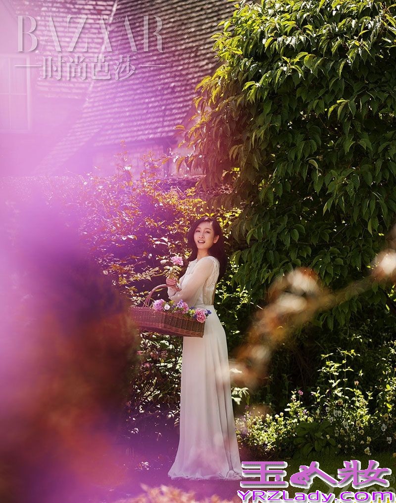 近日，秦海璐为杂志拍摄的一组时尚大片曝光。秦海璐以一袭白色露背连衣裙示人，乌黑秀发披肩，手挎充满缤纷多彩鲜花的花篮，在繁茂绿树、斑驳光影的映衬下，嫣然一笑，柔美动人，使人怦然心动。另一组镜头中，秦海璐则身着黑衫白裤，干净利落，单手插兜目视前方，酷劲十足。