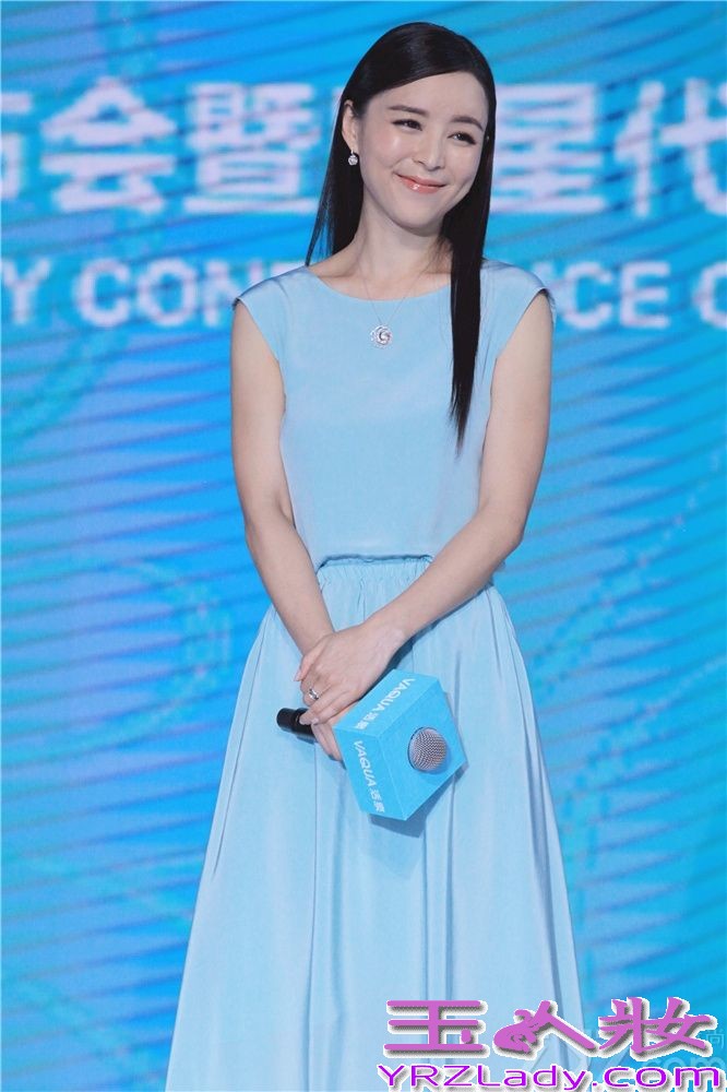 昨日，张静初一袭水蓝色丝绸长裙现身西安，受邀出席某护肤品牌战略升级发布会暨明星代言人见面会活动。简洁大方的水蓝色丝绸长裙搭配顺滑的直发，纯净优雅，仙气十足。颇具设计感的渐变色尖头高跟鞋及恰到好处的珠宝点缀更是将时尚与典雅完美结合，举手投足间女神范儿尽显。 
