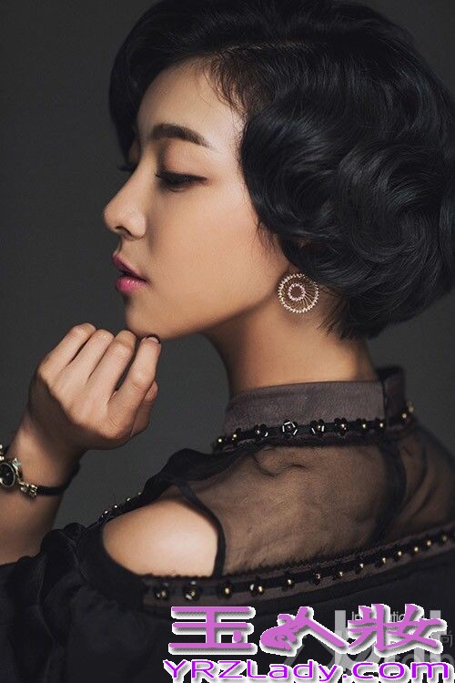 近日FX组合成员Luna为某时尚杂志拍摄了一组时尚画报写真，在这组画报中，Luna突破以往邻家女孩的形象，化身为多种魅力女神，不管是复古造型还是摇滚朋克风的性感女子，引来粉丝们直呼越来越美了！分享一组Fx组合Luna画报写真公开，变化多种性感魅力美女，惊呆粉丝的眼球。