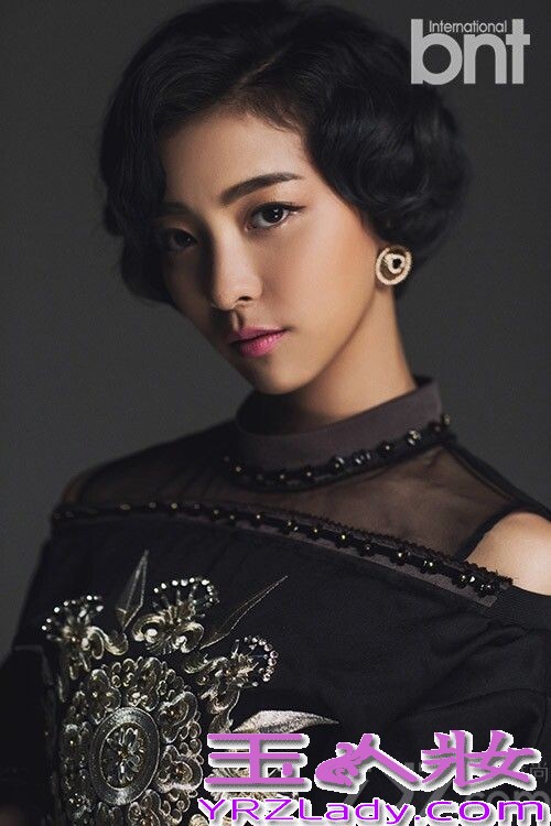 近日FX组合成员Luna为某时尚杂志拍摄了一组时尚画报写真，在这组画报中，Luna突破以往邻家女孩的形象，化身为多种魅力女神，不管是复古造型还是摇滚朋克风的性感女子，引来粉丝们直呼越来越美了！分享一组Fx组合Luna画报写真公开，变化多种性感魅力美女，惊呆粉丝的眼球。