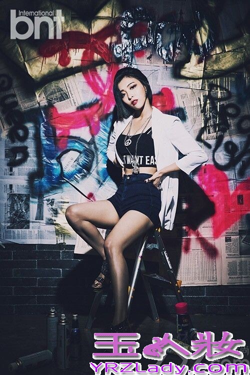 近日FX组合成员Luna为某时尚杂志拍摄了一组时尚画报写真，在这组画报中，Luna突破以往邻家女孩的形象，化身为多种魅力女神，不管是复古造型还是摇滚朋克风的性感女子，引来粉丝们直呼越来越美了！分享一组Fx组合Luna画报写真公开，变化多种性感魅力美女，惊呆粉丝的眼球。