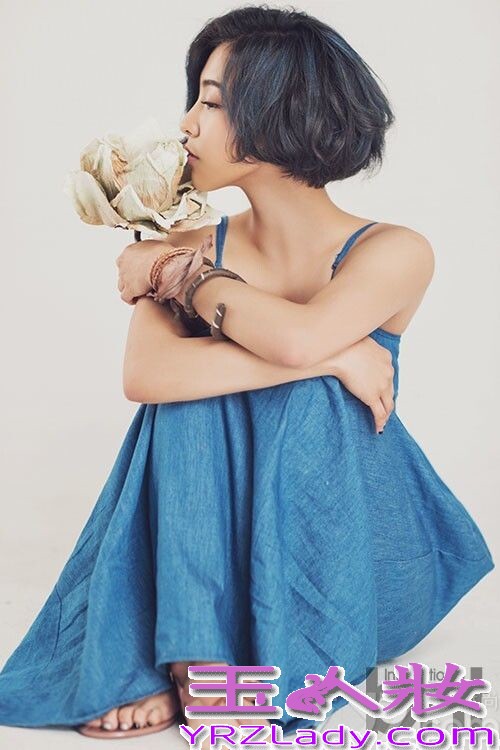 近日FX组合成员Luna为某时尚杂志拍摄了一组时尚画报写真，在这组画报中，Luna突破以往邻家女孩的形象，化身为多种魅力女神，不管是复古造型还是摇滚朋克风的性感女子，引来粉丝们直呼越来越美了！分享一组Fx组合Luna画报写真公开，变化多种性感魅力美女，惊呆粉丝的眼球。