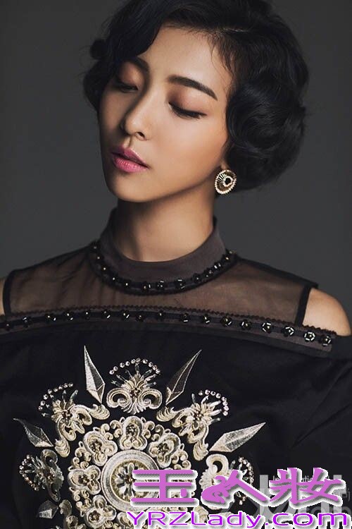 近日FX组合成员Luna为某时尚杂志拍摄了一组时尚画报写真，在这组画报中，Luna突破以往邻家女孩的形象，化身为多种魅力女神，不管是复古造型还是摇滚朋克风的性感女子，引来粉丝们直呼越来越美了！分享一组Fx组合Luna画报写真公开，变化多种性感魅力美女，惊呆粉丝的眼球。