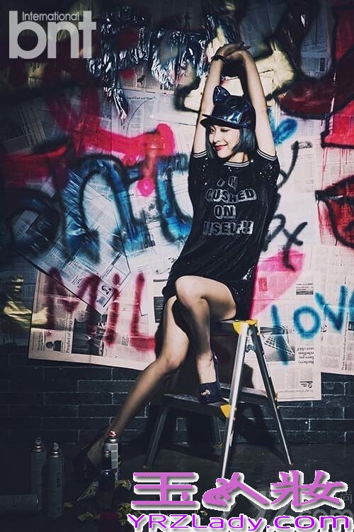 近日FX组合成员Luna为某时尚杂志拍摄了一组时尚画报写真，在这组画报中，Luna突破以往邻家女孩的形象，化身为多种魅力女神，不管是复古造型还是摇滚朋克风的性感女子，引来粉丝们直呼越来越美了！分享一组Fx组合Luna画报写真公开，变化多种性感魅力美女，惊呆粉丝的眼球。