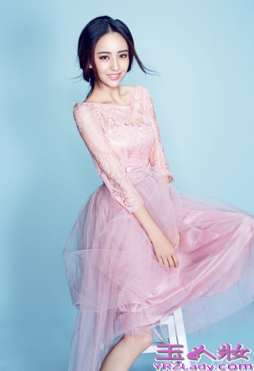 近日，佟丽娅的一组最新个人写真被曝光，大片中佟丽娅穿着粉纱、红裙，妩媚轻盈，将少女清新俏皮和成熟女性的妩媚完美结合。甜素纯佟丽娅少女写真，红裙粉纱完美结合尽显女人味。