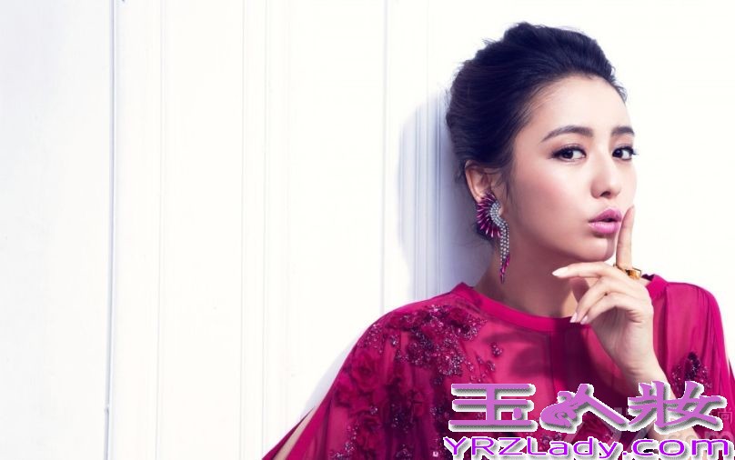 近日，佟丽娅的一组最新个人写真被曝光，大片中佟丽娅穿着粉纱、红裙，妩媚轻盈，将少女清新俏皮和成熟女性的妩媚完美结合。甜素纯佟丽娅少女写真，红裙粉纱完美结合尽显女人味。