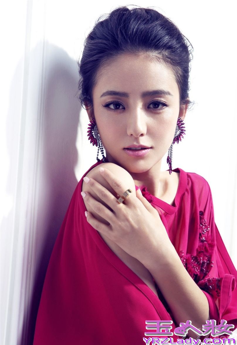 近日，佟丽娅的一组最新个人写真被曝光，大片中佟丽娅穿着粉纱、红裙，妩媚轻盈，将少女清新俏皮和成熟女性的妩媚完美结合。甜素纯佟丽娅少女写真，红裙粉纱完美结合尽显女人味。