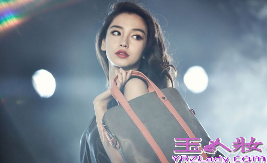 日前，公开一组Angelababy最新的广告写真，据悉该组广告是Angelababy赴往韩国拍的，与《来自星星的你》的男主金秀贤一起，为某品牌的箱包做宣传。广告写真中Angelababy穿着帅气的皮夹克，气质显露无疑，与箱包摆姿势，青春洋溢让人流连忘返。