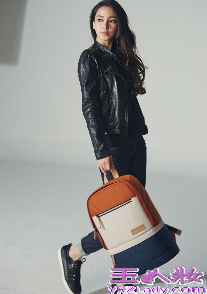 日前，公开一组Angelababy最新的广告写真，据悉该组广告是Angelababy赴往韩国拍的，与《来自星星的你》的男主金秀贤一起，为某品牌的箱包做宣传。广告写真中Angelababy穿着帅气的皮夹克，气质显露无疑，与箱包摆姿势，青春洋溢让人流连忘返。