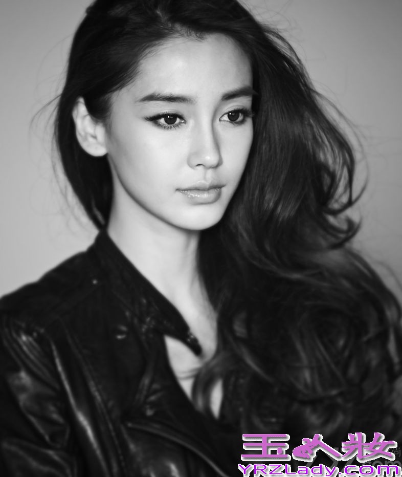 日前，公开一组Angelababy最新的广告写真，据悉该组广告是Angelababy赴往韩国拍的，与《来自星星的你》的男主金秀贤一起，为某品牌的箱包做宣传。广告写真中Angelababy穿着帅气的皮夹克，气质显露无疑，与箱包摆姿势，青春洋溢让人流连忘返。