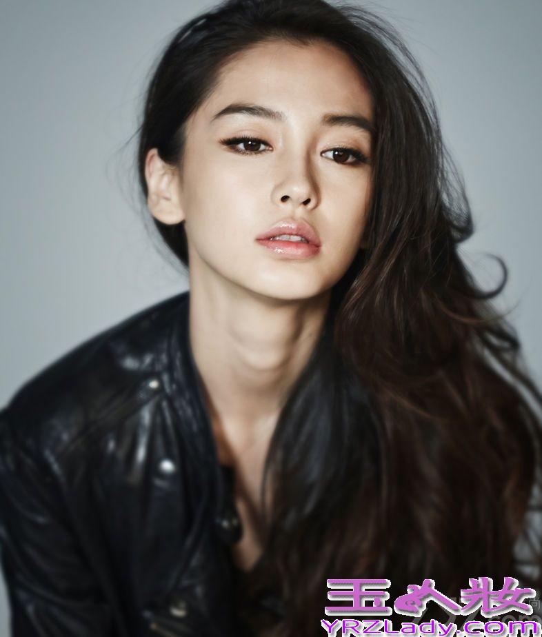 日前，公开一组Angelababy最新的广告写真，据悉该组广告是Angelababy赴往韩国拍的，与《来自星星的你》的男主金秀贤一起，为某品牌的箱包做宣传。广告写真中Angelababy穿着帅气的皮夹克，气质显露无疑，与箱包摆姿势，青春洋溢让人流连忘返。