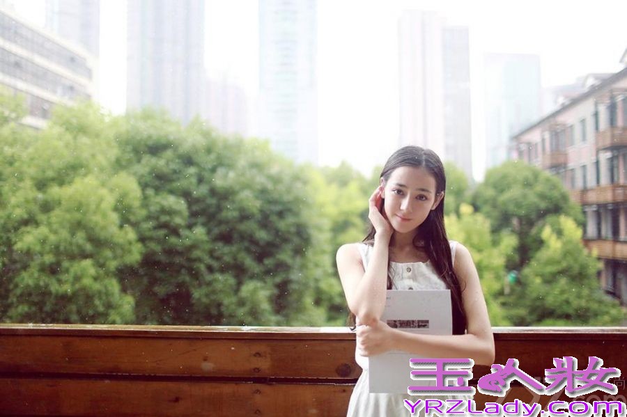 《古剑奇谭》正在湖南台热播，而饰演小师妹芙蕖的迪丽热巴，她在剧中古灵精怪、萌萌可爱，受到不少观众的喜欢，人气高涨。喜欢她的你不妨来看看她的校园写真，清新可爱，美丽动人哦！