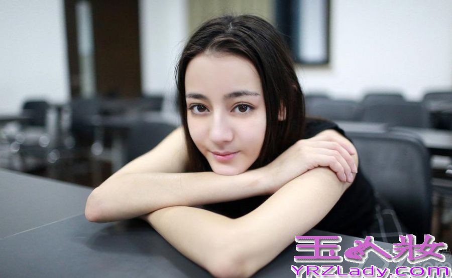 《古剑奇谭》正在湖南台热播，而饰演小师妹芙蕖的迪丽热巴，她在剧中古灵精怪、萌萌可爱，受到不少观众的喜欢，人气高涨。喜欢她的你不妨来看看她的校园写真，清新可爱，美丽动人哦！