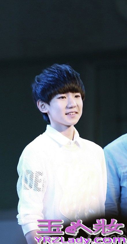 由王俊凯、王源、易烊千玺三个小鲜肉组成的TFBOYS团队，在国内的人气飙升，它们的帅气和阳光时刻感染着我们，同时还给我们带来积极向上的朝气，下面一起来看看TFBOYS帅气写真集图片，王俊凯、王源、易烊千玺个人照。