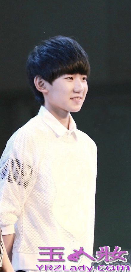 由王俊凯、王源、易烊千玺三个小鲜肉组成的TFBOYS团队，在国内的人气飙升，它们的帅气和阳光时刻感染着我们，同时还给我们带来积极向上的朝气，下面一起来看看TFBOYS帅气写真集图片，王俊凯、王源、易烊千玺个人照。