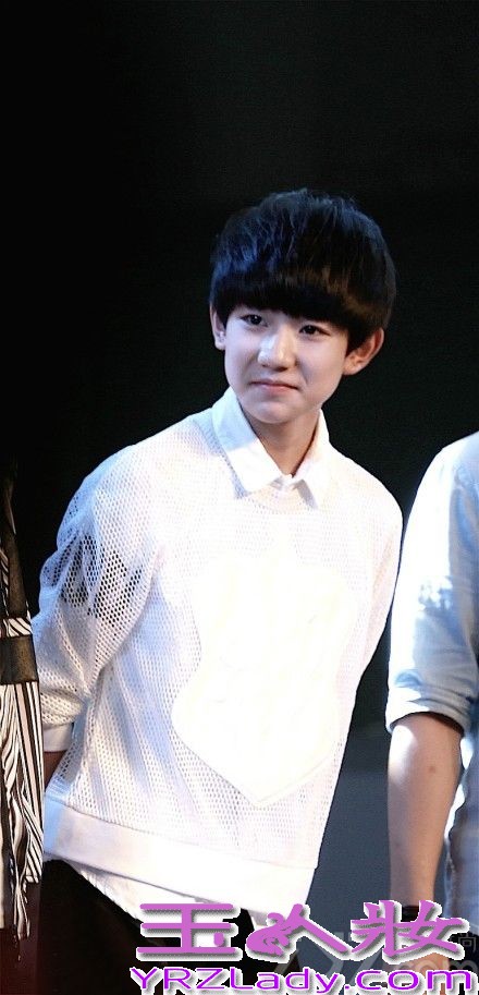 由王俊凯、王源、易烊千玺三个小鲜肉组成的TFBOYS团队，在国内的人气飙升，它们的帅气和阳光时刻感染着我们，同时还给我们带来积极向上的朝气，下面一起来看看TFBOYS帅气写真集图片，王俊凯、王源、易烊千玺个人照。