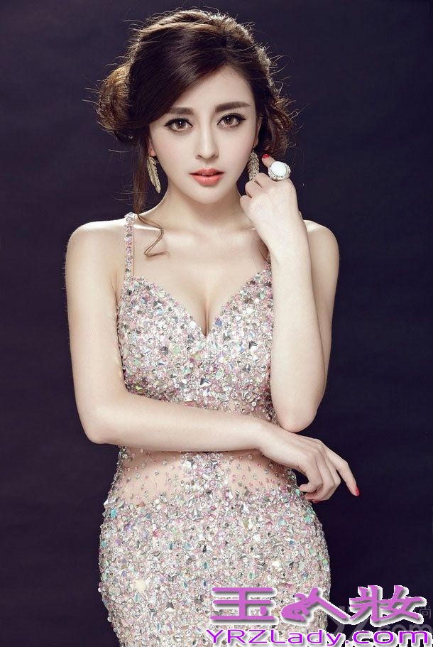 新生代嫩模高兮妍被誉为“小佟丽娅”。长相清纯可人，五官精致，像泉水般清澈，并且拥有完美的S级身材。刚出道就受到很多媒体商家关注。凭借极强的表演实力跟谦虚的人格魅力，受到了很多观众的青睐，颇具人气。同样也是《瑞丽》《淑媛》《风尚志》《米娜》等大型时尚杂志的御用模特。