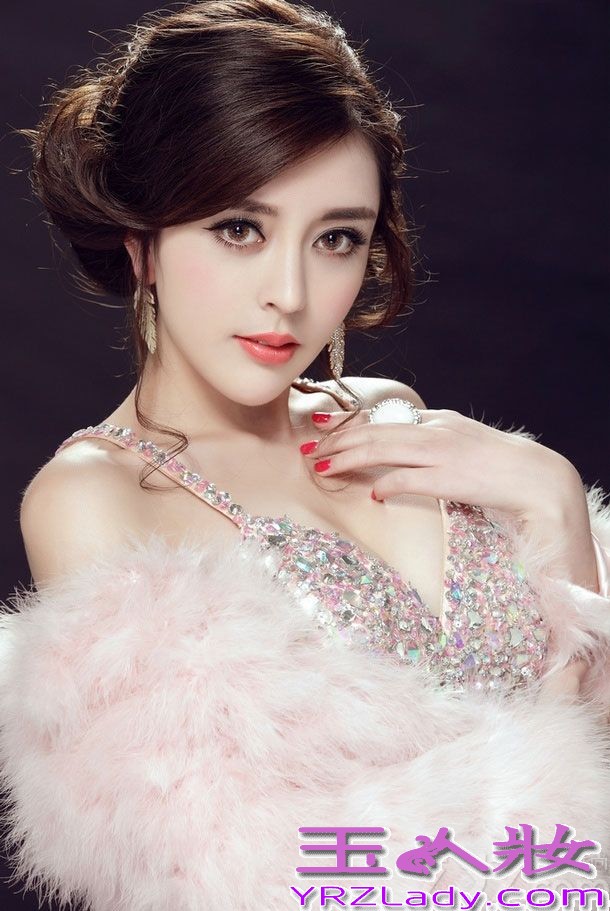 新生代嫩模高兮妍被誉为“小佟丽娅”。长相清纯可人，五官精致，像泉水般清澈，并且拥有完美的S级身材。刚出道就受到很多媒体商家关注。凭借极强的表演实力跟谦虚的人格魅力，受到了很多观众的青睐，颇具人气。同样也是《瑞丽》《淑媛》《风尚志》《米娜》等大型时尚杂志的御用模特。