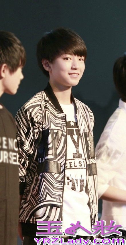 由王俊凯、王源、易烊千玺三个小鲜肉组成的TFBOYS团队，在国内的人气飙升，它们的帅气和阳光时刻感染着我们，同时还给我们带来积极向上的朝气，下面一起来看看TFBOYS帅气写真集图片，王俊凯、王源、易烊千玺个人照。