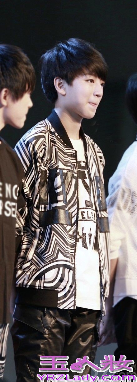 由王俊凯、王源、易烊千玺三个小鲜肉组成的TFBOYS团队，在国内的人气飙升，它们的帅气和阳光时刻感染着我们，同时还给我们带来积极向上的朝气，下面一起来看看TFBOYS帅气写真集图片，王俊凯、王源、易烊千玺个人照。