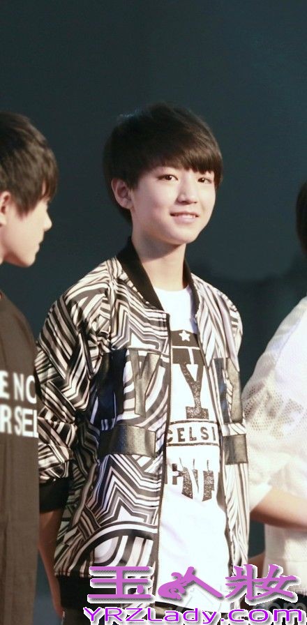 由王俊凯、王源、易烊千玺三个小鲜肉组成的TFBOYS团队，在国内的人气飙升，它们的帅气和阳光时刻感染着我们，同时还给我们带来积极向上的朝气，下面一起来看看TFBOYS帅气写真集图片，王俊凯、王源、易烊千玺个人照。