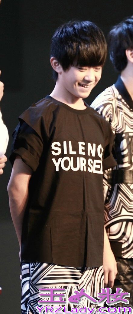 由王俊凯、王源、易烊千玺三个小鲜肉组成的TFBOYS团队，在国内的人气飙升，它们的帅气和阳光时刻感染着我们，同时还给我们带来积极向上的朝气，下面一起来看看TFBOYS帅气写真集图片，王俊凯、王源、易烊千玺个人照。