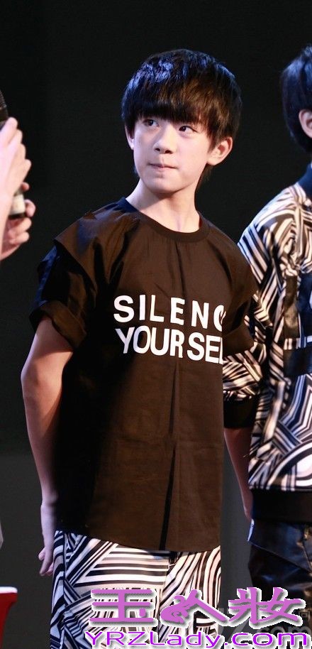 由王俊凯、王源、易烊千玺三个小鲜肉组成的TFBOYS团队，在国内的人气飙升，它们的帅气和阳光时刻感染着我们，同时还给我们带来积极向上的朝气，下面一起来看看TFBOYS帅气写真集图片，王俊凯、王源、易烊千玺个人照。