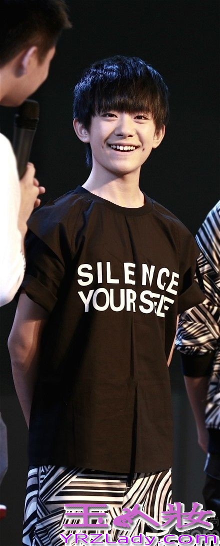 由王俊凯、王源、易烊千玺三个小鲜肉组成的TFBOYS团队，在国内的人气飙升，它们的帅气和阳光时刻感染着我们，同时还给我们带来积极向上的朝气，下面一起来看看TFBOYS帅气写真集图片，王俊凯、王源、易烊千玺个人照。