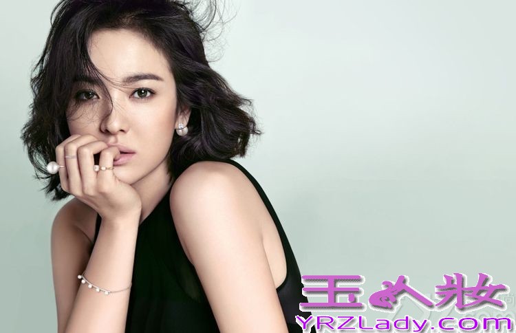 韩国女星宋慧乔是许多男生心目中的女神，近日她为著名珠宝品牌J.estina拍摄了2014秋冬新品写真，尽显优雅女神范儿。优雅的画报展现出摩登女性的Feel，公开的图片以深蓝和棕色为背景基调，展示出多款多款珍珠及铂金珠宝首饰，透露浓浓的秋冬风情。