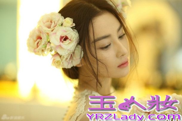 近日，张馨予在微博晒出一组自己写真图，照片中她头带素雅花朵，素以垂落耳际的发丝浪漫可人。清透淡妆化身花仙子气质清纯动人。不少网友都直呼：“看小图差点以为是范冰冰。”