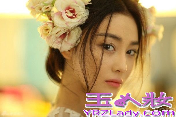 近日，张馨予在微博晒出一组自己写真图，照片中她头带素雅花朵，素以垂落耳际的发丝浪漫可人。清透淡妆化身花仙子气质清纯动人。不少网友都直呼：“看小图差点以为是范冰冰。”